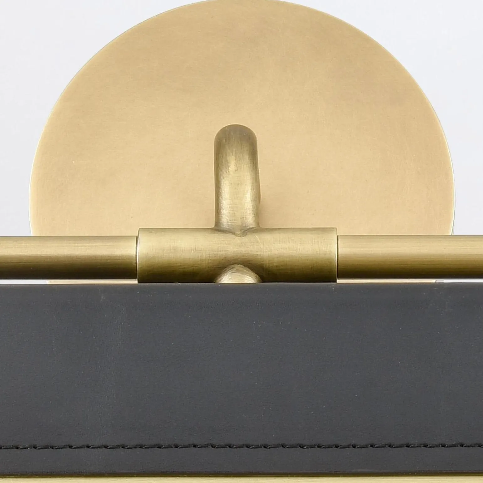 Ekskluzywny kinkiet Valise - Vintage mosiądz, skóra smokingowa (QN-VALISE-W-VBS-TL) - Quintiesse