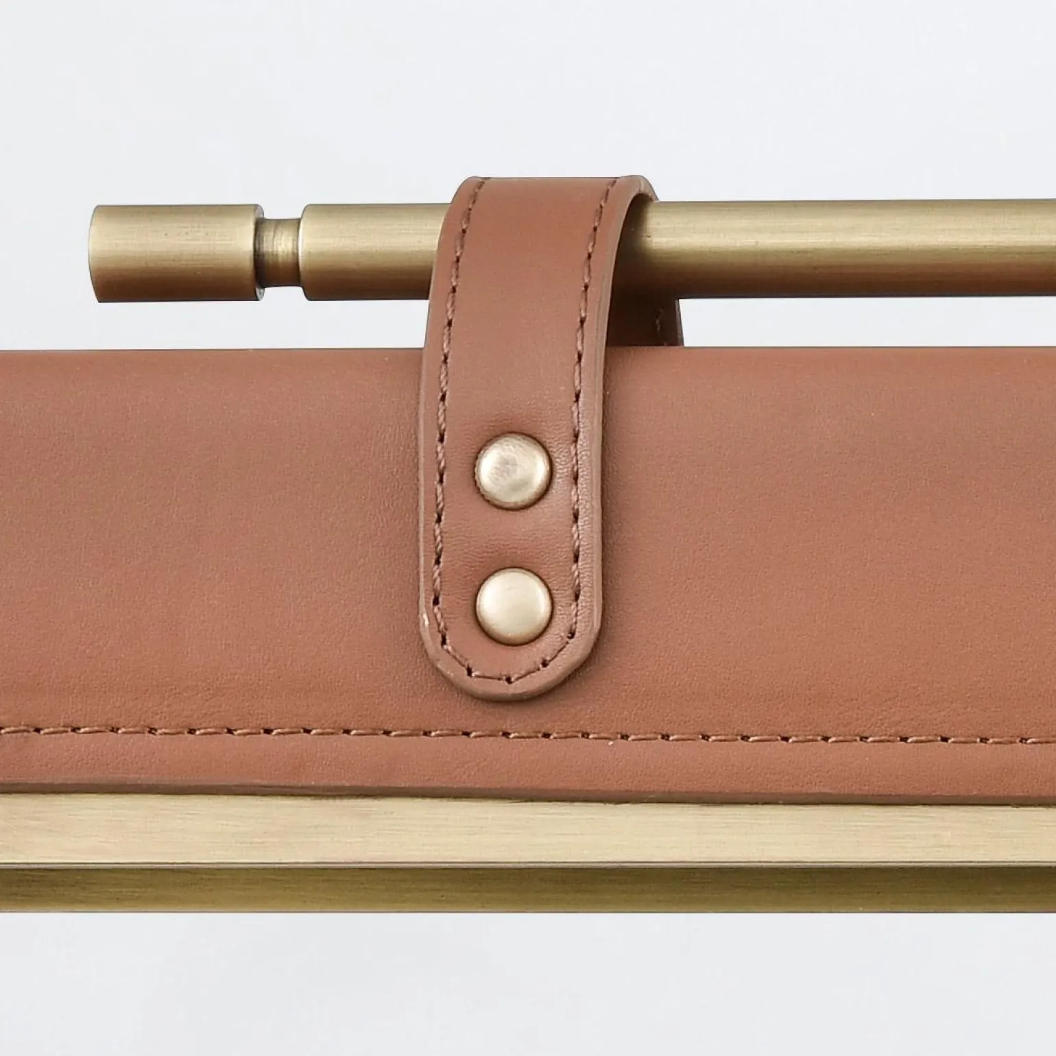 Ekskluzywny kinkiet Valise - Vintage mosiądz, skóra koniakowa (QN-VALISE-W-VBS-CL) - Quintiesse