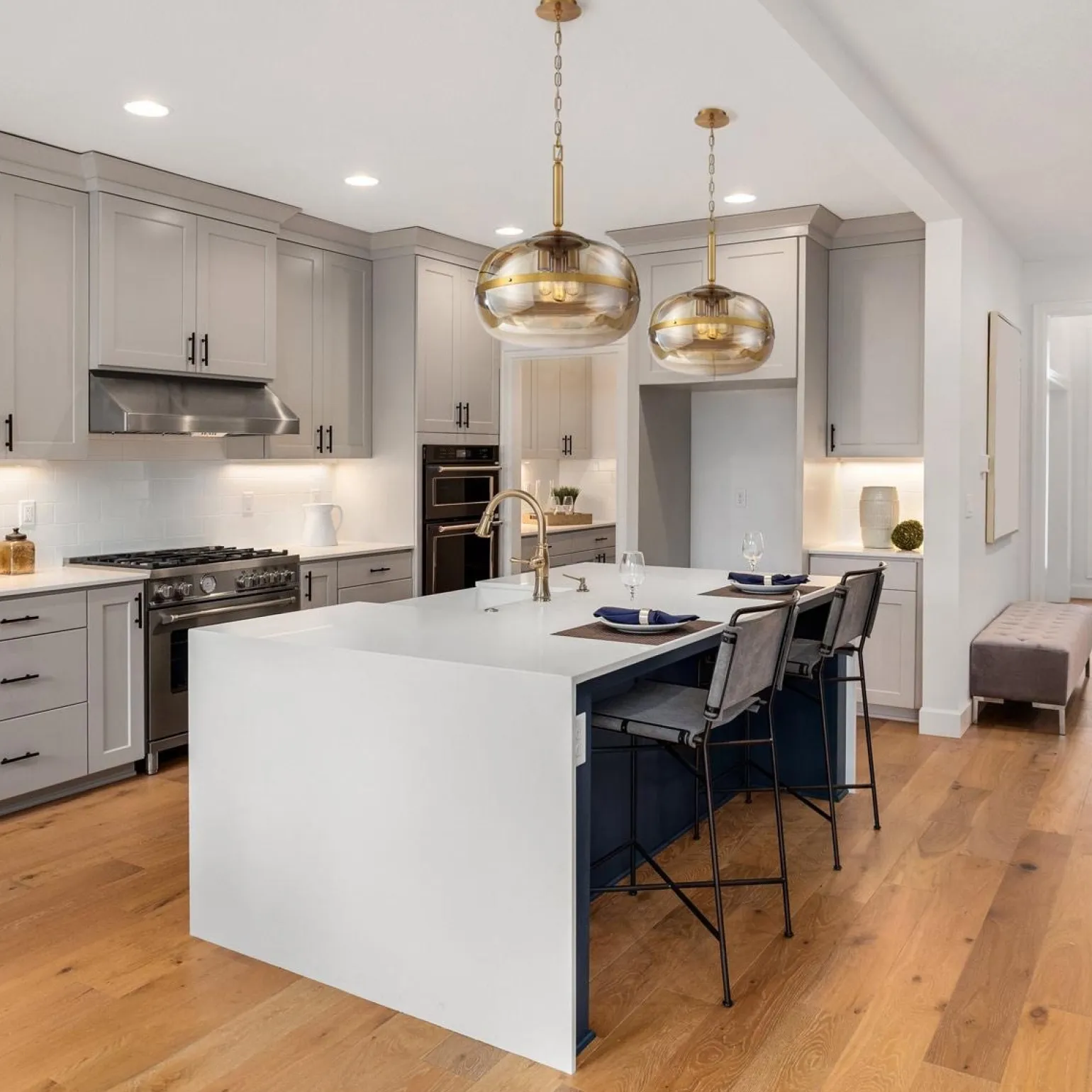 Lampa wisząca Nottingham - 3 źródła światła - Antyczny mosiądz (QN-NOTTINGHAM-3P-AB) - Quintiesse