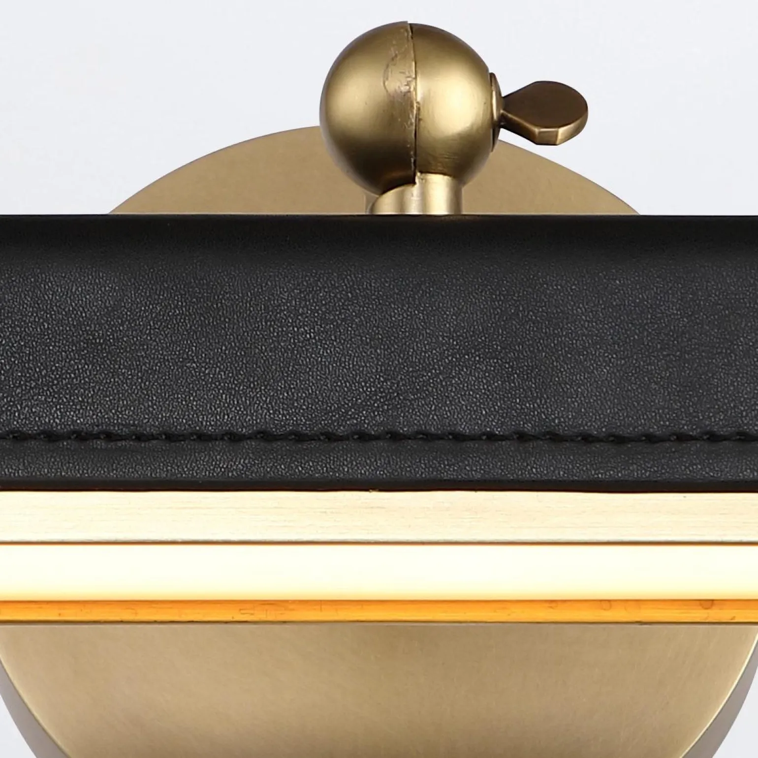 Mała obrazówka LED Valise Picture - Vintage mosiądz, skóra smokingowa (QN-VALISE-PL-S-VBS-TL) - Quintiesse