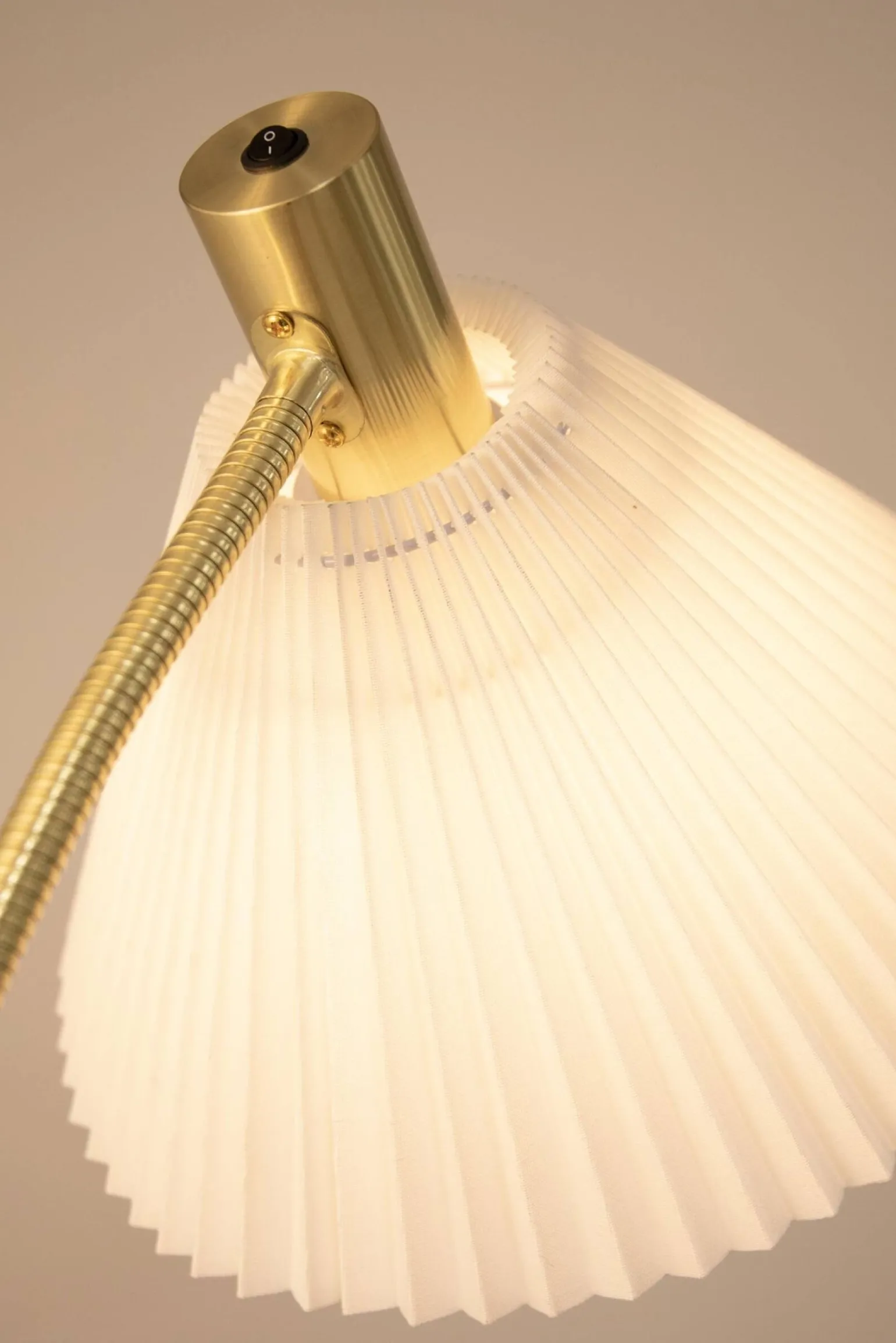 MIRA Floor 1L Brushed Brass/White (108569) Markslojd