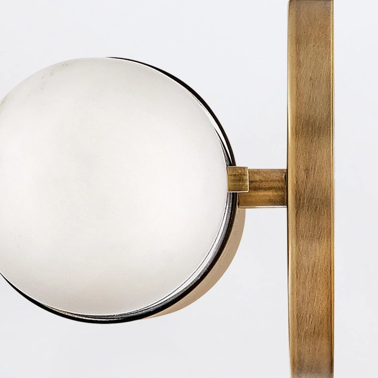 Średni kinkiet LED Ibiza - Klasyczny mosiądz (QN-IBIZA-M-HB) - Quintiesse